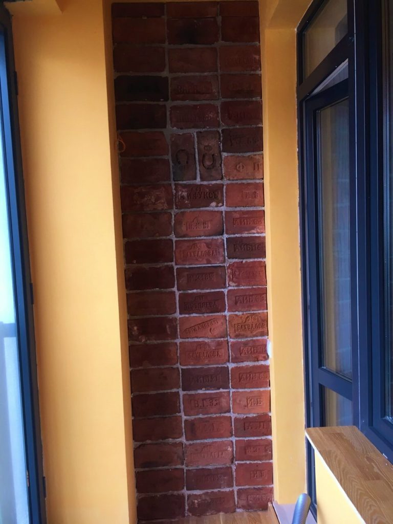 Плитка  элемент Постель с клеймом на балконе