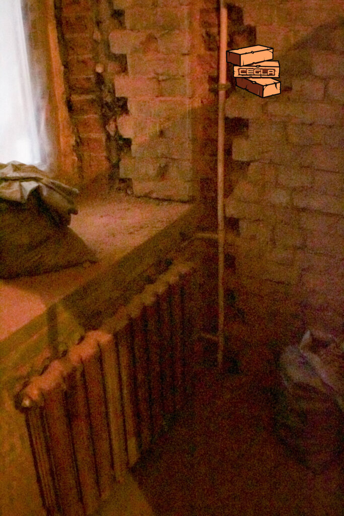 Реставрация стен, и укладка труб в кирпичной стене