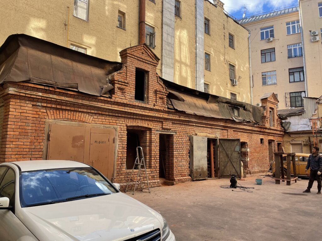 Пример работы реставрации кирпичного фасада и восстановления проёмов.