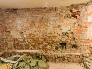 Кирпичная стена до реставрации.